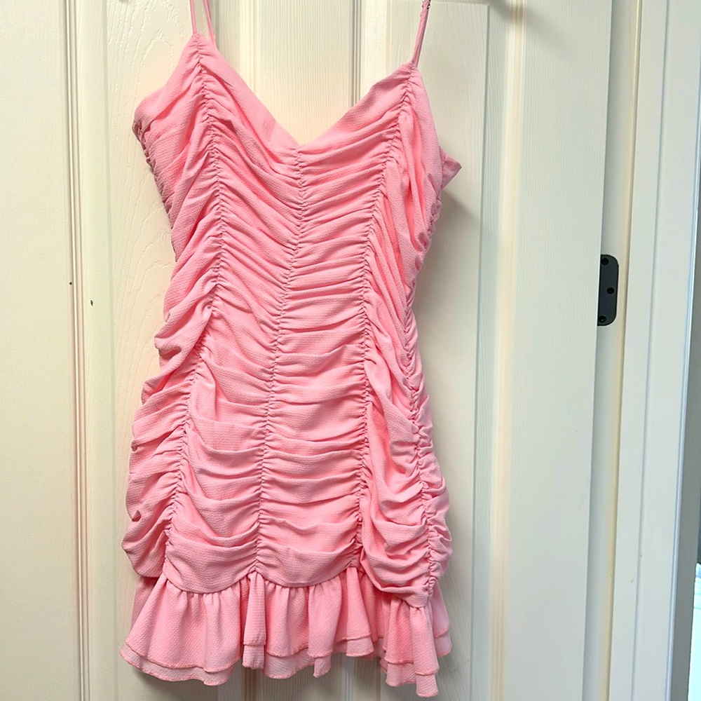 Super cute pink dress!! 👗